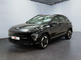 La voiture noire est garée dans le garage de l'immeuble.