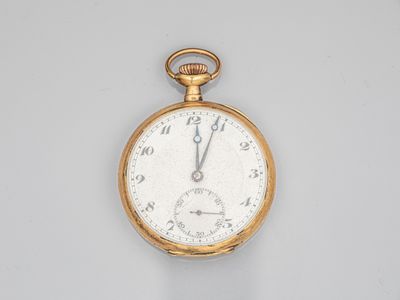 une montre de poche en or avec un cadran blanc