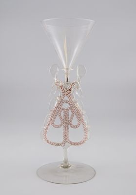 verre à vin orné de perles, avec un ange sur le pied