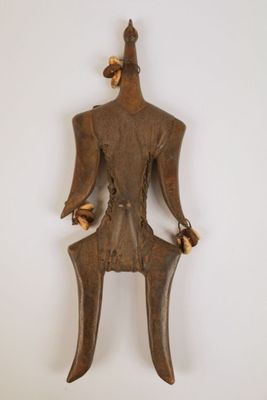 une image représentant une sculpture en bois d'un homme avec un oiseau sur la tête