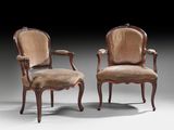 une paire de fauteuils en noyer de style Louis II, avec accoudoirs rembourrés
