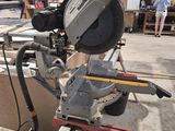 quelqu'un utilise une scie circulaire pour couper une pièce de bois