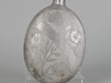 une flasque en argent ornée d'un oiseau et de fleurs