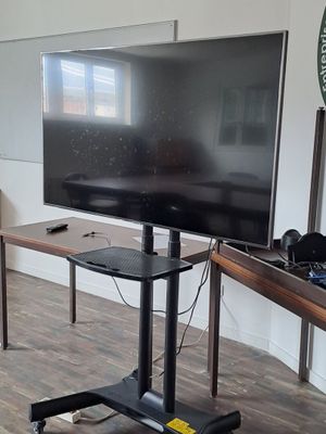 un téléviseur à écran plat posé sur un support dans un salon