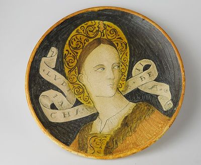 une assiette sur laquelle est représentée une femme faisant le signe de la paix
