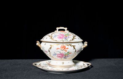 Importante soupière et son plateau en porcelaine blanche à d…
