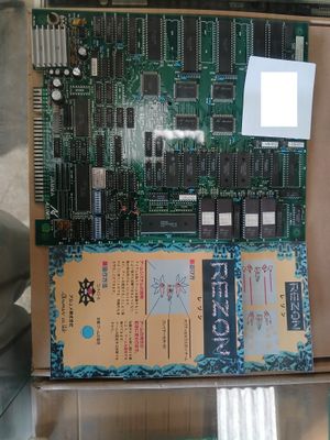 une photo d'une carte mère posée sur une table