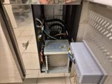 un homme qui se tient devant un micro-ondes