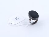 une image représentant une bague sertie d'une pierre noire sur fond blanc