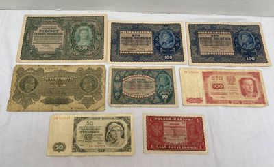 Plusieurs types de billets de banque sont exposés sur une table