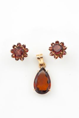 Parure boucles d’oreilles fleurs et pendentif en or jaune (7…