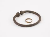 un gros plan d'une bague et d'une bague posée sur une surface blanche
