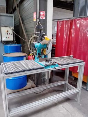 une photo d'une table sur laquelle se trouve une machine, dans un entrepôt