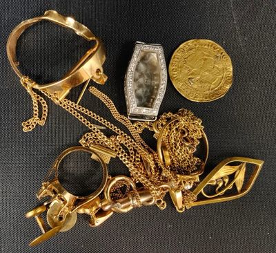 plusieurs bijoux en or et en argent, dont une bague, une bague et un collier