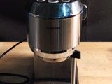une cafetière posée sur une table en bois