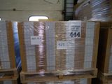 Plusieurs palettes de cartons sont empilées dans un entrepôt.