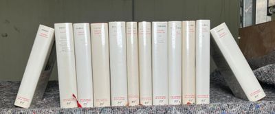 une pile de livres posés sur un lit