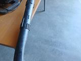 une personne tenant un souffleur sur une table devant une caméra