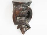 une image représentant une sculpture en bois représentant un hibou sur fond blanc
