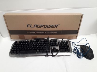 une boîte sur laquelle sont posés un clavier et une souris
