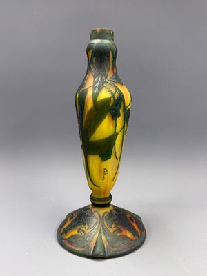 une image d'un vase posé sur une table