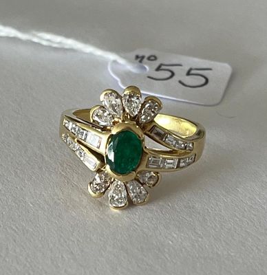 Belle Bague en or jaune, sertie d’une émeraude ovale dans un…