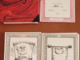 trois cartes sur lesquelles sont dessinés des chats et un chat assis sur une table