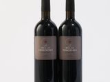 deux bouteilles de vin rouge posées sur une table