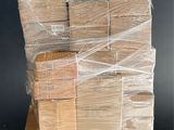 une pile de boîtes sur une palette dans un entrepôt