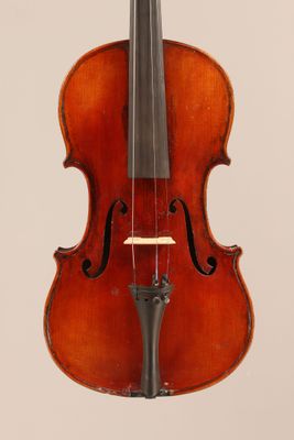 un vieux violon avec un archet sur fond blanc