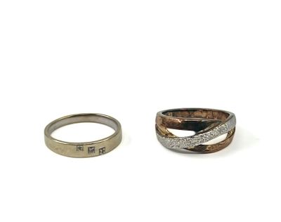UNE ALLIANCE en or gris 375‰ ornée de 3 petites pierres blan…