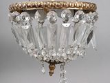 un lustre suspendu au plafond, orné de perles de cristal