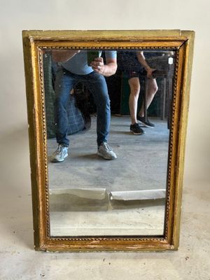 un homme se prenant en photo dans un miroir