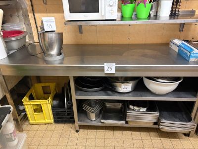 un plan de travail en inox équipé d'un micro-ondes et de casseroles et poêles