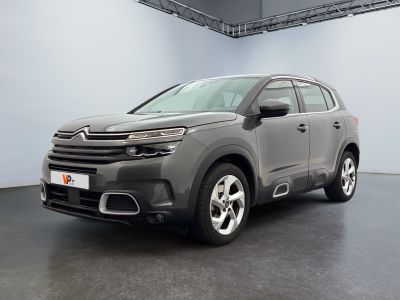 La Citroën grise est garée dans une grande pièce