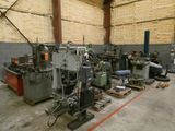 de nombreuses machines qui sont entreposées dans un bâtiment