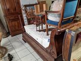 beaucoup de meubles qui se trouvent dans une pièce