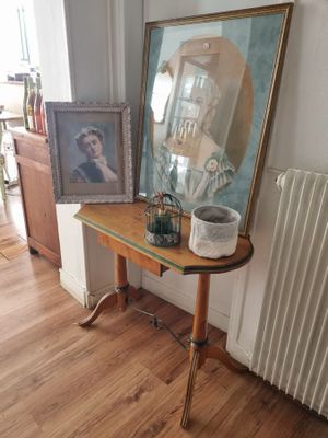 une table sur laquelle se trouvent une photo et un vase