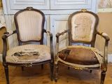 deux chaises assises l'une à côté de l'autre sur un plancher en bois