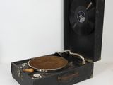 une valise noire contenant un tourne-disque