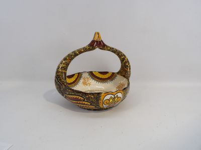 un petit bol orné d'un motif représentant un hibou