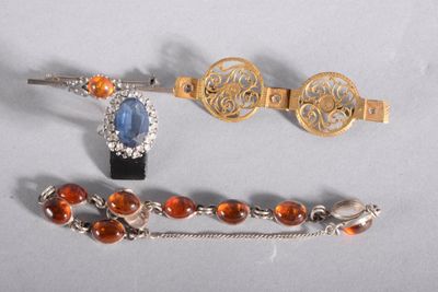 trois bijoux, dont un bracelet, une broche et une broche
