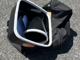 un sac noir avec un siège bleu et un sac noir avec un siège bleu