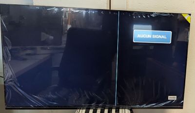 un téléviseur posé sur un meuble dans la pièce