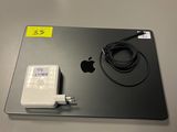 un ordinateur portable Apple et un chargeur posés sur une table