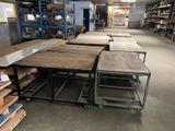 de nombreuses tables disposées au milieu d'une pièce