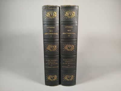 deux vieux livres posés l'un sur l'autre sur une surface blanche