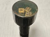 un objet métallique contenant des dés