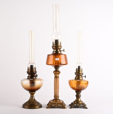 trois bougies placées l'une à côté de l'autre sur une table