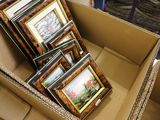 beaucoup de photos dans une boîte posée par terre